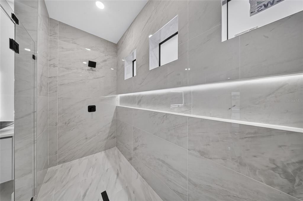 En Venta: $615,000 (4 camas, 3 baños, 2041 Pies cuadrados)