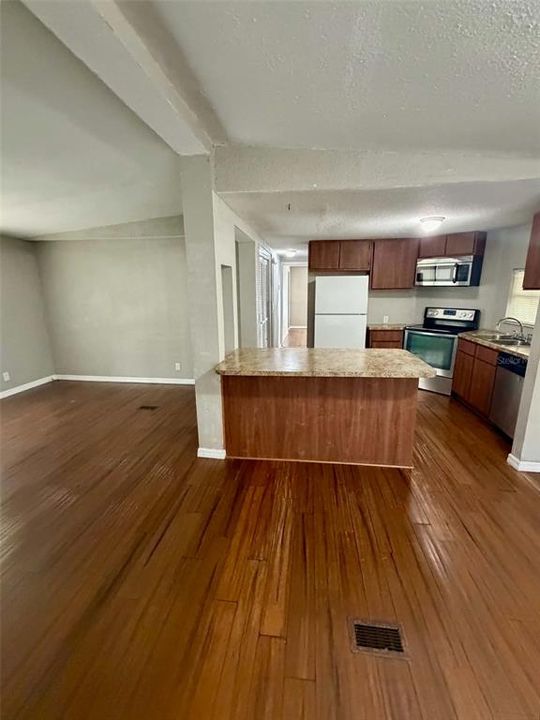 For Sale: $119,900 (2 beds, 2 baths, 960 Square Feet)