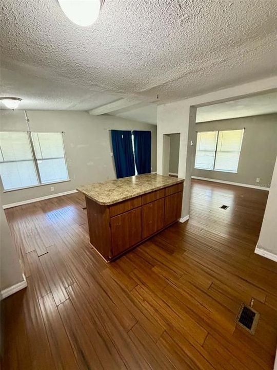 For Sale: $119,900 (2 beds, 2 baths, 960 Square Feet)