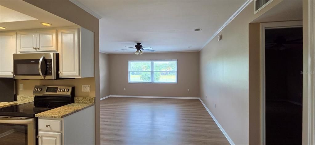 For Sale: $135,000 (1 beds, 1 baths, 679 Square Feet)