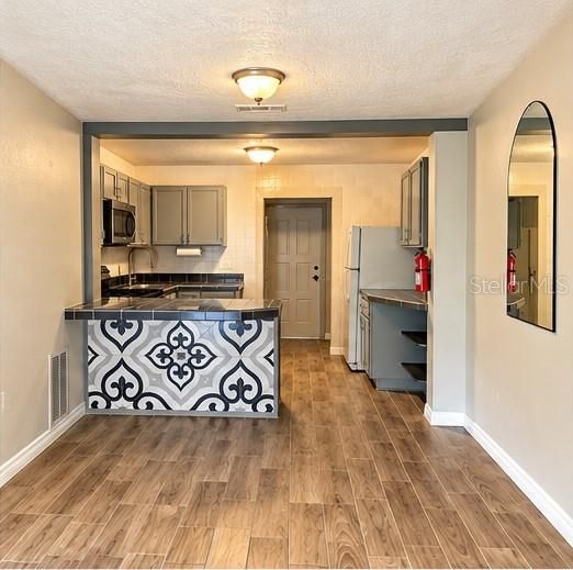For Rent: $1,200 (2 beds, 1 baths, 808 Square Feet)
