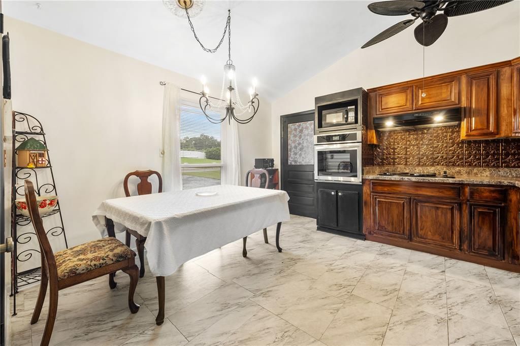 : $299,900 (3 camas, 2 baños, 1649 Pies cuadrados)