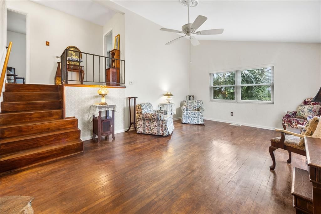 : $299,900 (3 camas, 2 baños, 1649 Pies cuadrados)