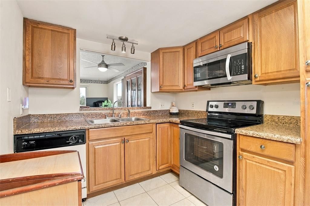 For Sale: $129,000 (2 beds, 2 baths, 1068 Square Feet)