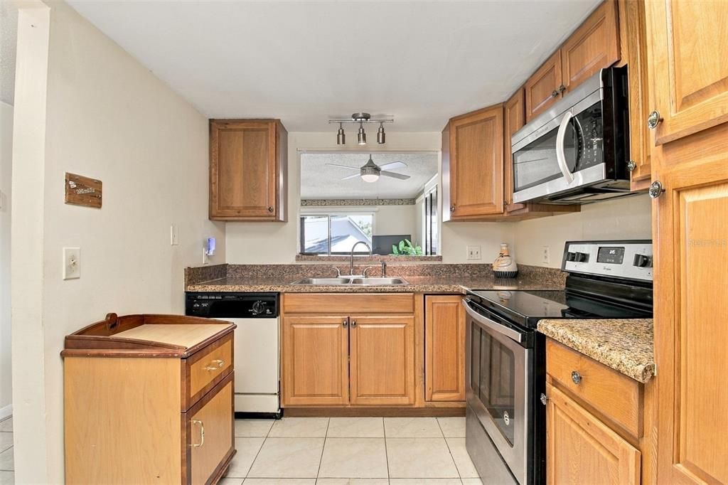 For Sale: $129,000 (2 beds, 2 baths, 1068 Square Feet)