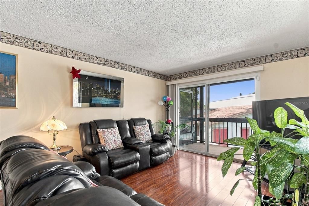 For Sale: $129,000 (2 beds, 2 baths, 1068 Square Feet)