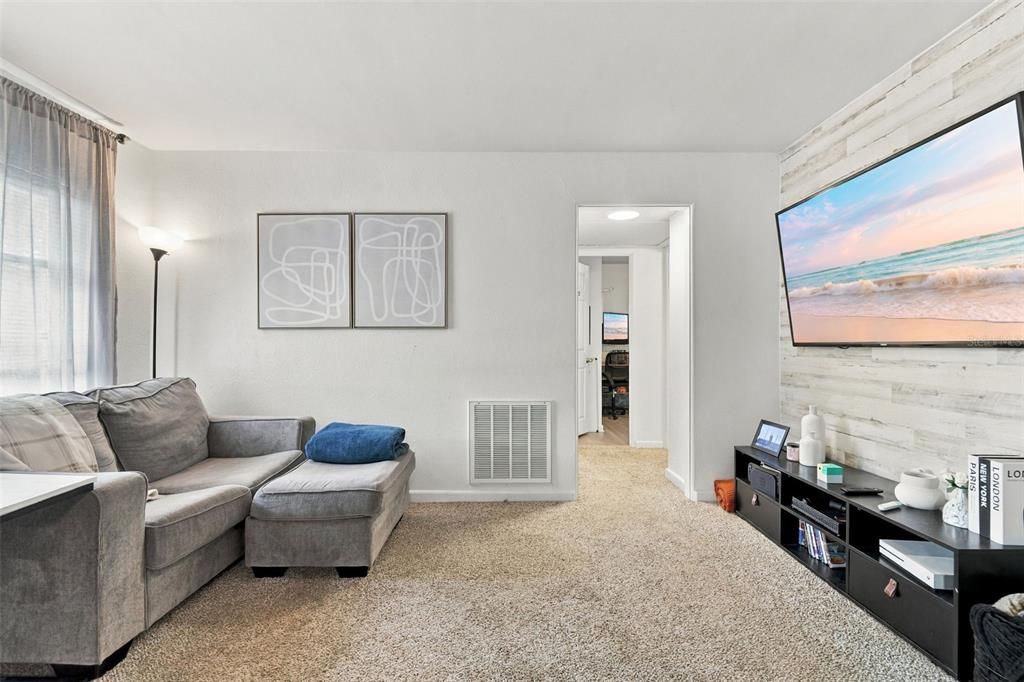 For Sale: $249,000 (2 beds, 1 baths, 1139 Square Feet)