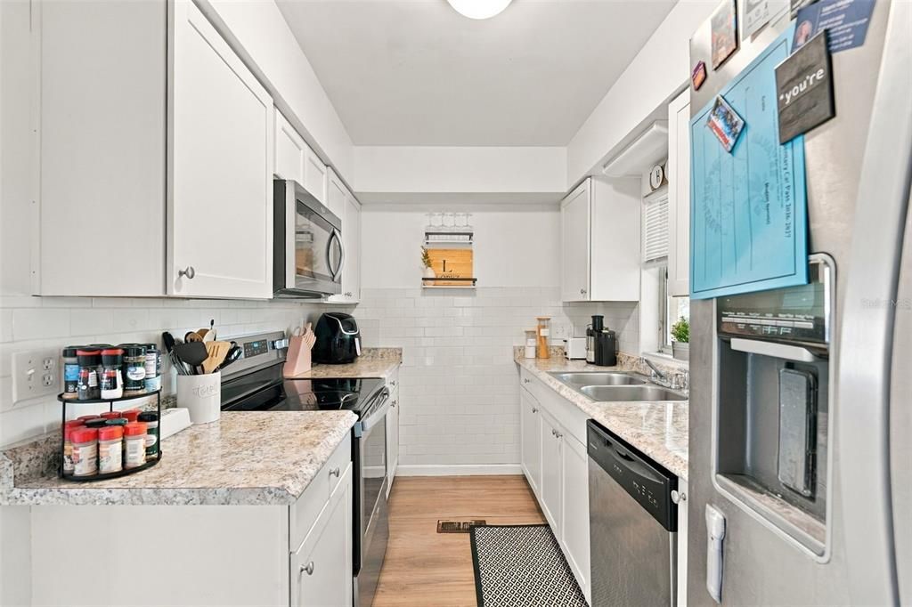 For Sale: $249,000 (2 beds, 1 baths, 1139 Square Feet)
