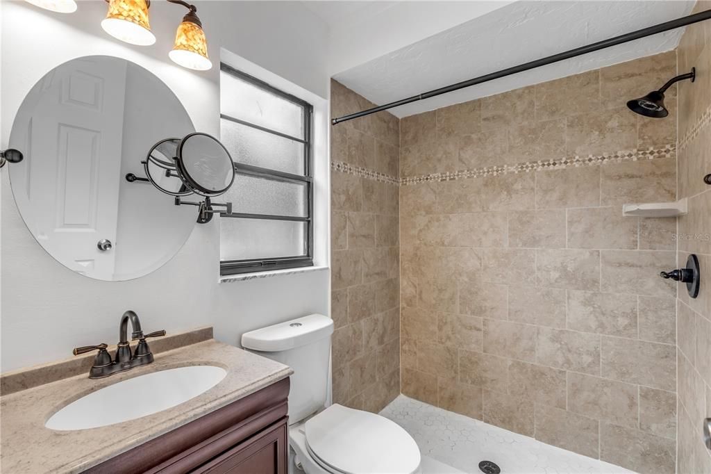 На продажу: $179,900 (2 спален, 2 ванн, 975 Квадратных фут)