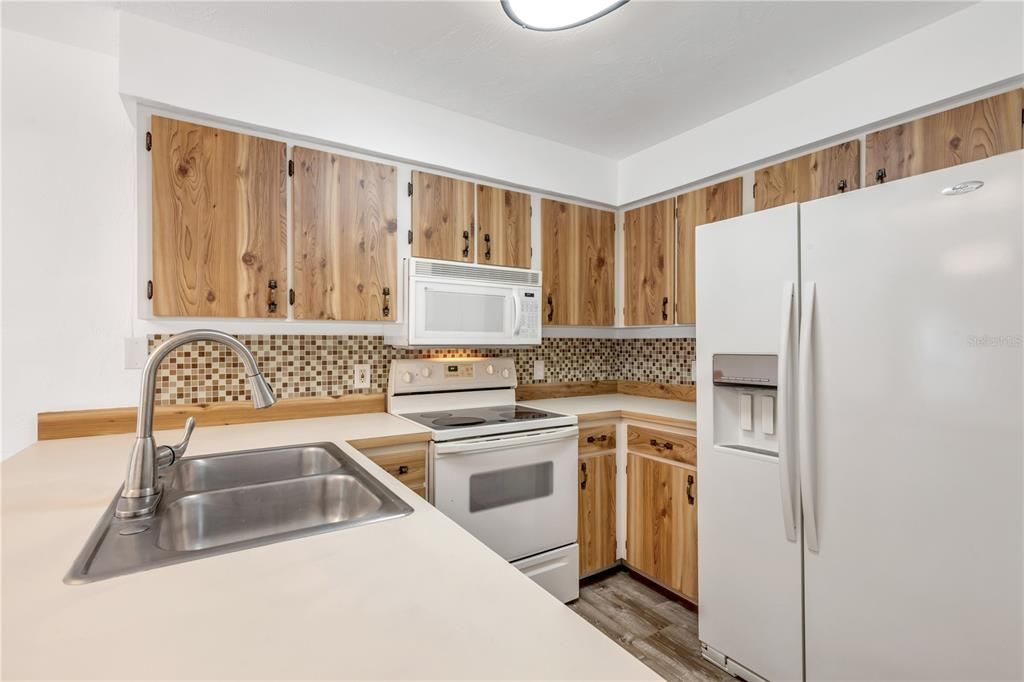На продажу: $179,900 (2 спален, 2 ванн, 975 Квадратных фут)