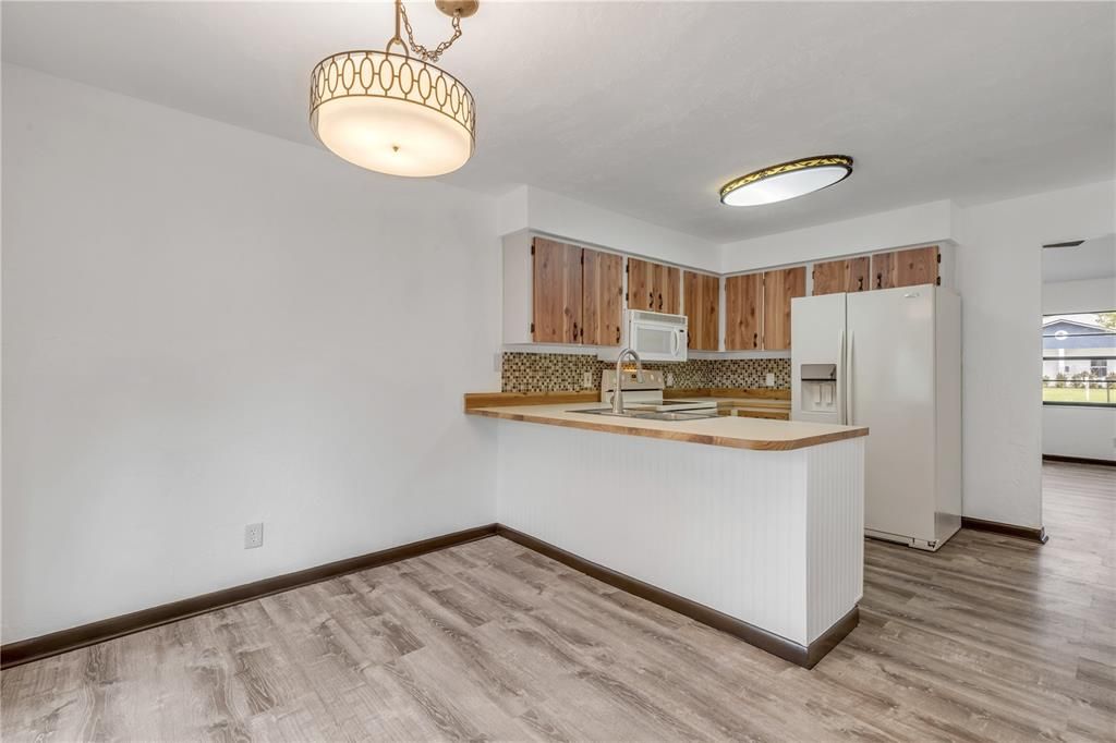 На продажу: $179,900 (2 спален, 2 ванн, 975 Квадратных фут)
