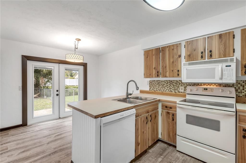 На продажу: $179,900 (2 спален, 2 ванн, 975 Квадратных фут)