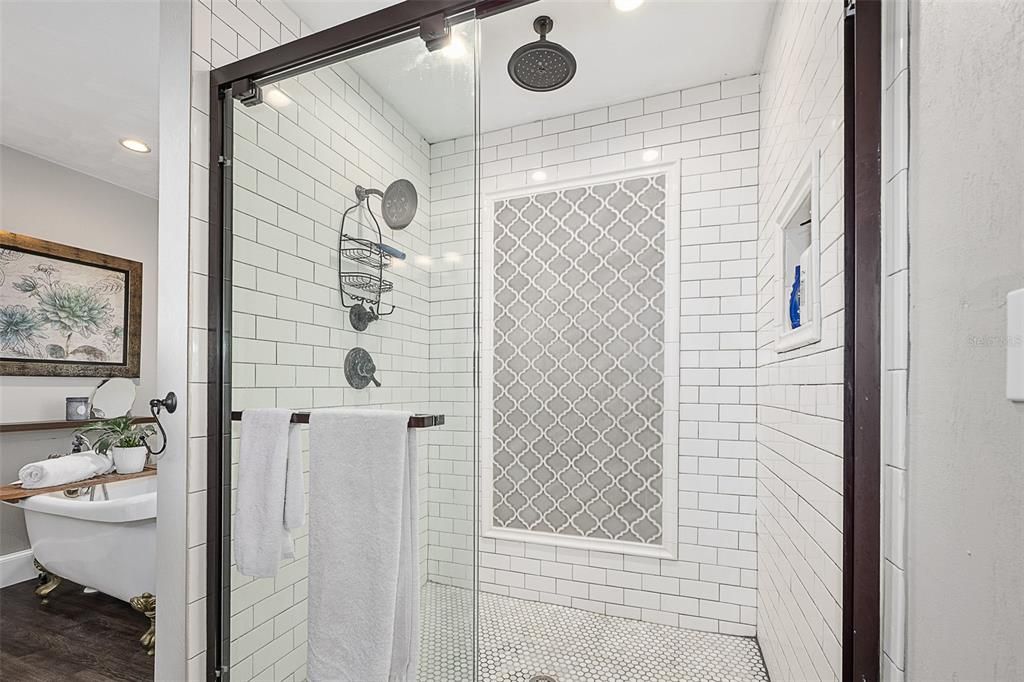 En Venta: $899,000 (4 camas, 2 baños, 3001 Pies cuadrados)