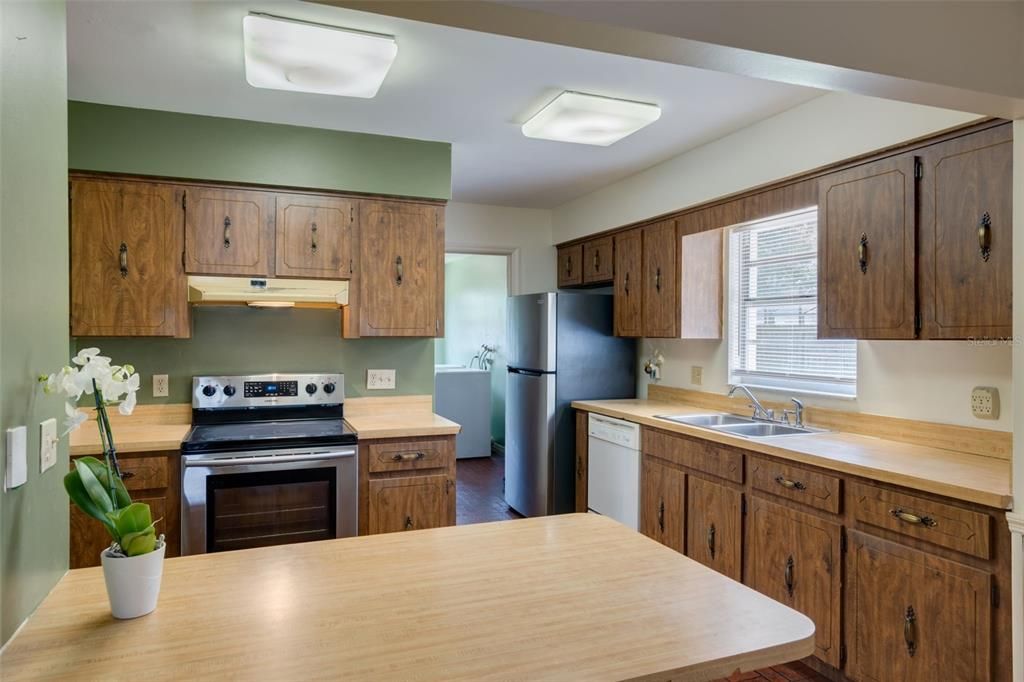 For Sale: $365,000 (3 beds, 2 baths, 1428 Square Feet)