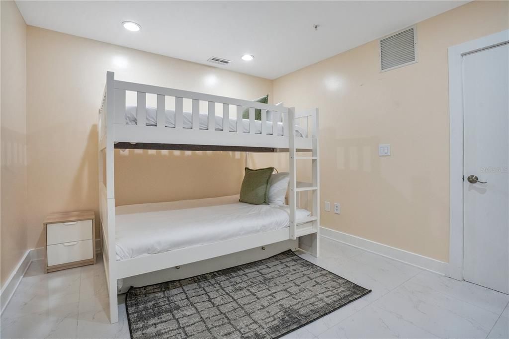 For Rent: $5,800 (3 beds, 2 baths, 2009 Square Feet)