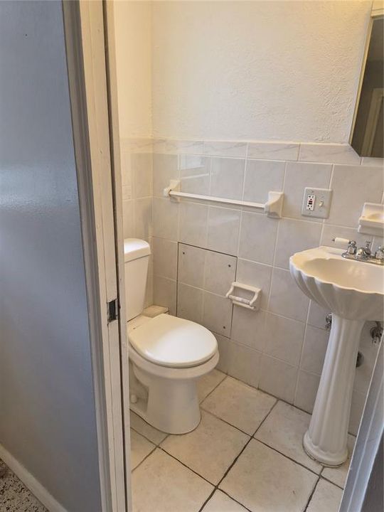 For Rent: $2,400 (3 beds, 2 baths, 1456 Square Feet)