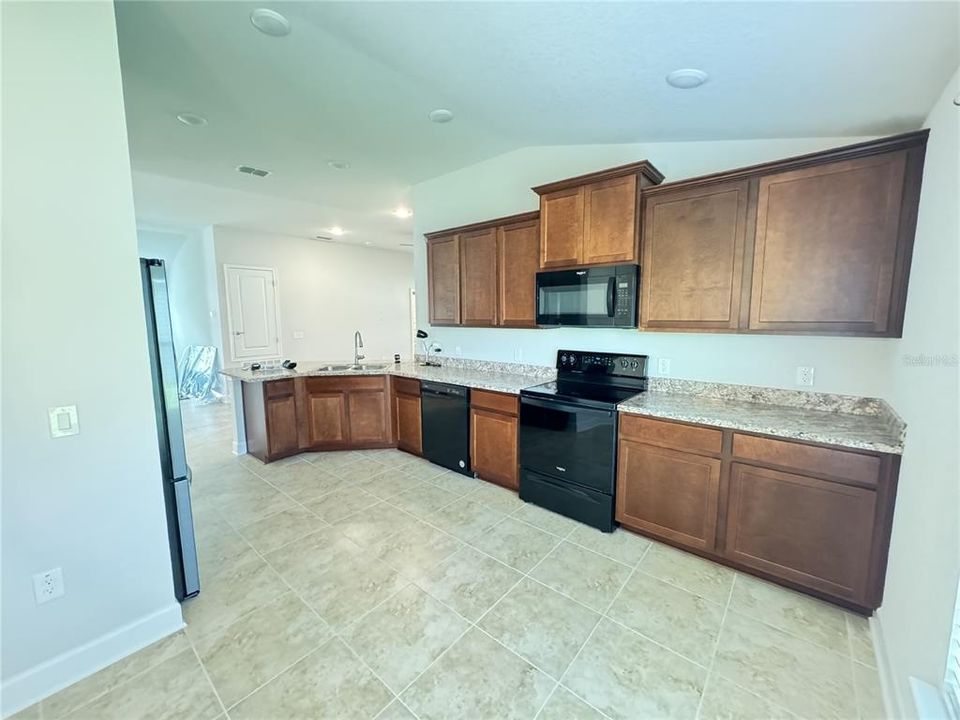 For Rent: $2,050 (4 beds, 2 baths, 1846 Square Feet)