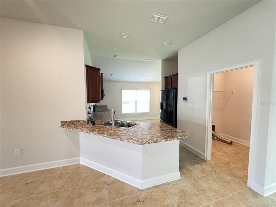 For Rent: $2,050 (4 beds, 2 baths, 1846 Square Feet)