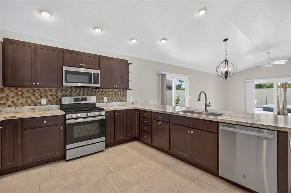 For Sale: $329,000 (2 beds, 2 baths, 1257 Square Feet)