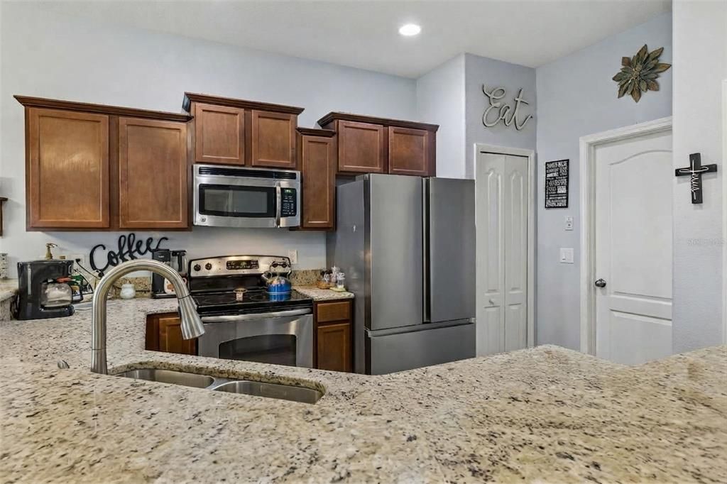 For Sale: $275,000 (2 beds, 2 baths, 1374 Square Feet)
