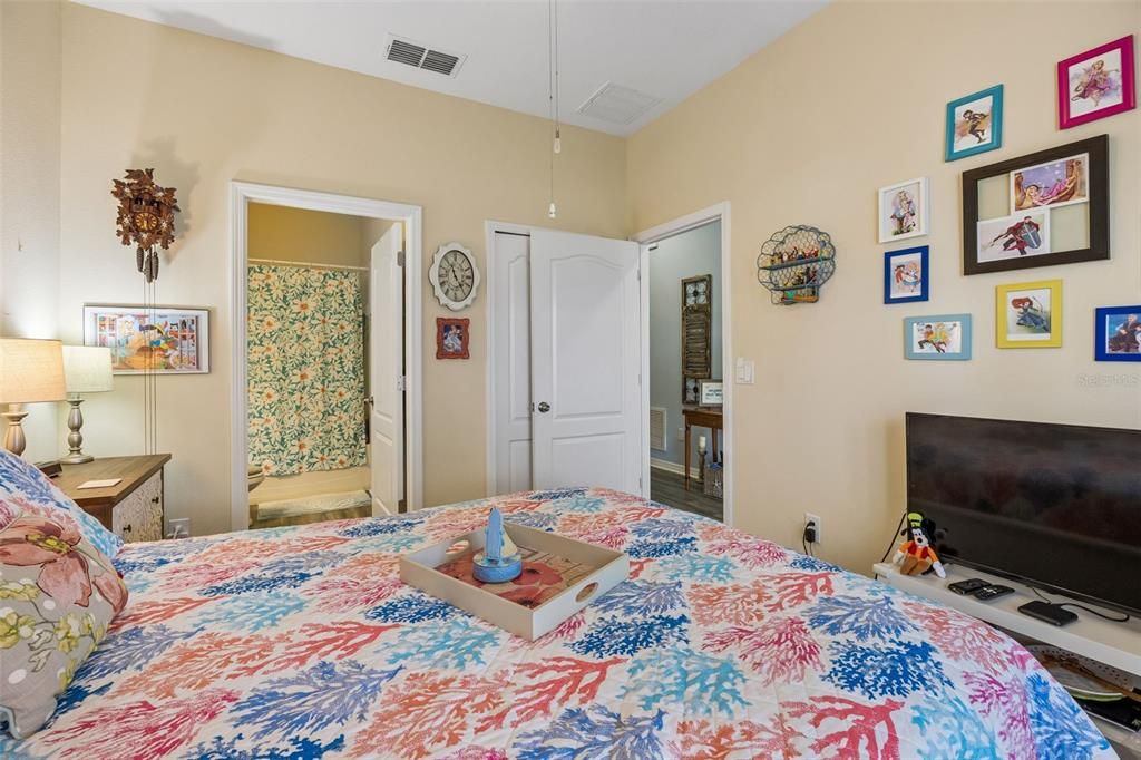 For Sale: $275,000 (2 beds, 2 baths, 1374 Square Feet)