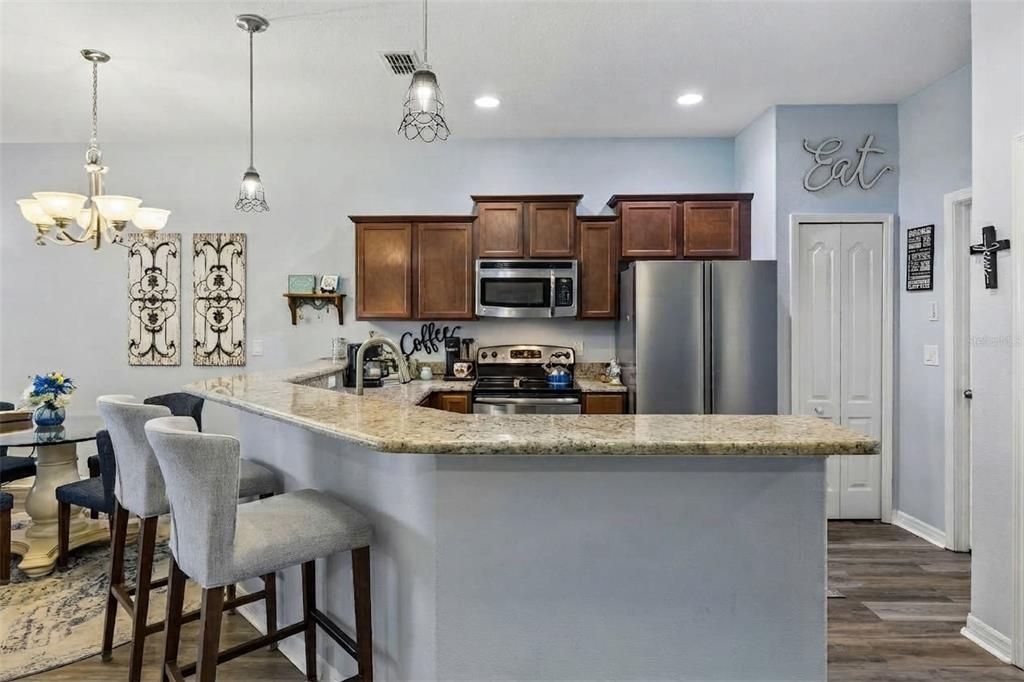 For Sale: $275,000 (2 beds, 2 baths, 1374 Square Feet)