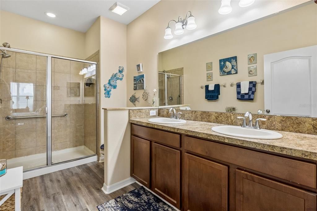 For Sale: $275,000 (2 beds, 2 baths, 1374 Square Feet)