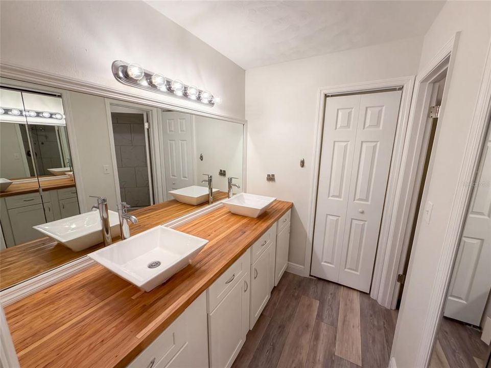For Sale: $284,000 (3 beds, 2 baths, 1274 Square Feet)
