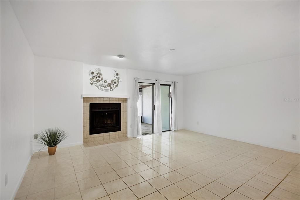 For Sale: $199,800 (2 beds, 1 baths, 1244 Square Feet)