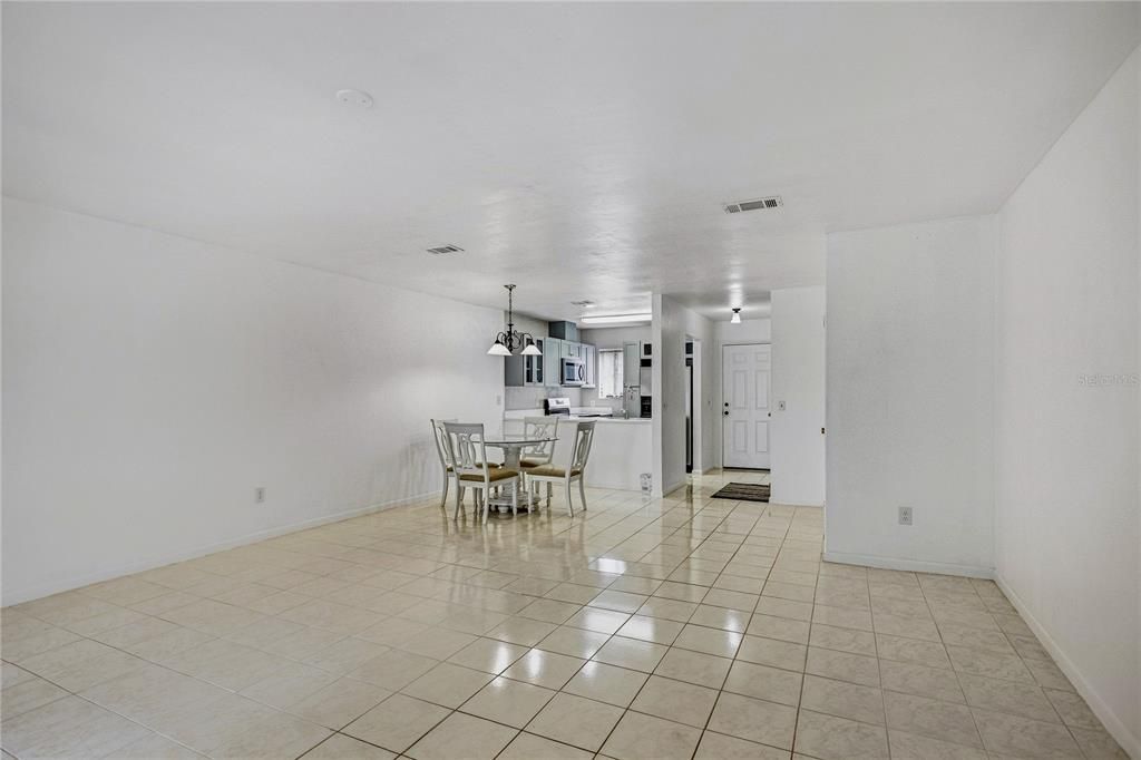 For Sale: $199,800 (2 beds, 1 baths, 1244 Square Feet)