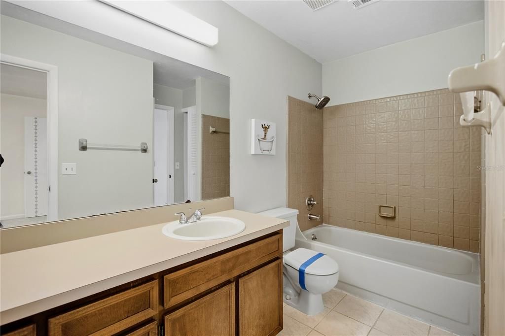 For Sale: $199,800 (2 beds, 1 baths, 1244 Square Feet)