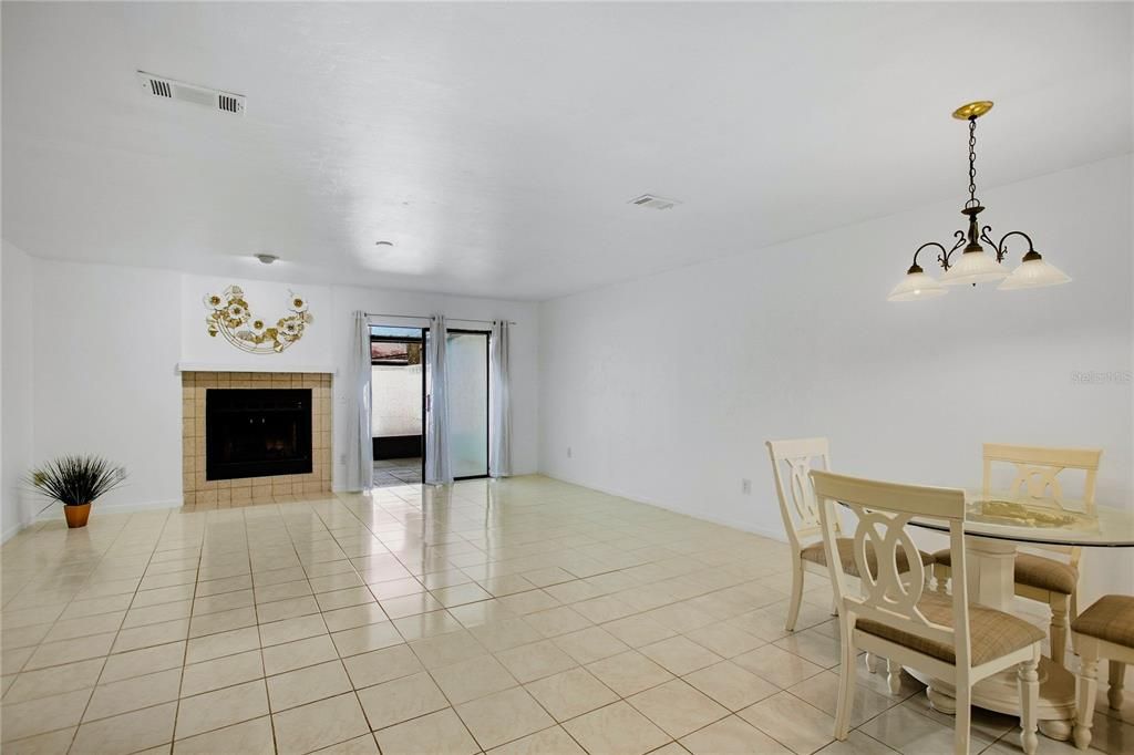 For Sale: $199,800 (2 beds, 1 baths, 1244 Square Feet)