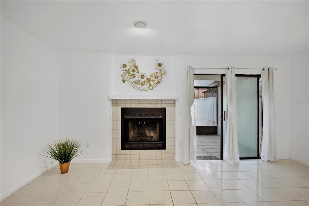 For Sale: $199,800 (2 beds, 1 baths, 1244 Square Feet)