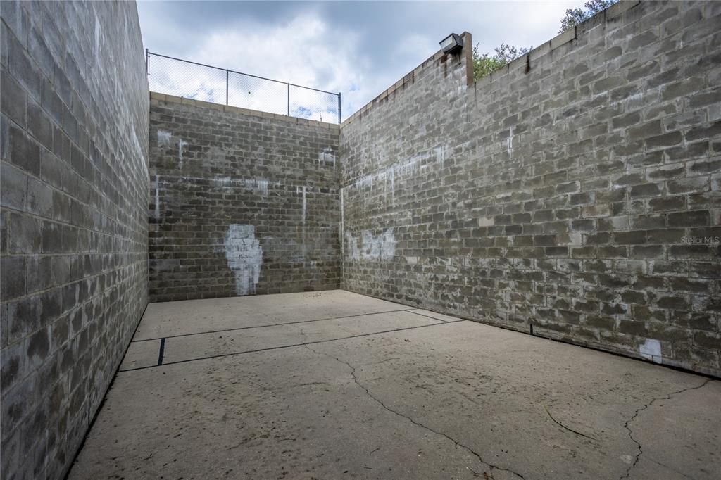 For Sale: $199,800 (2 beds, 1 baths, 1244 Square Feet)