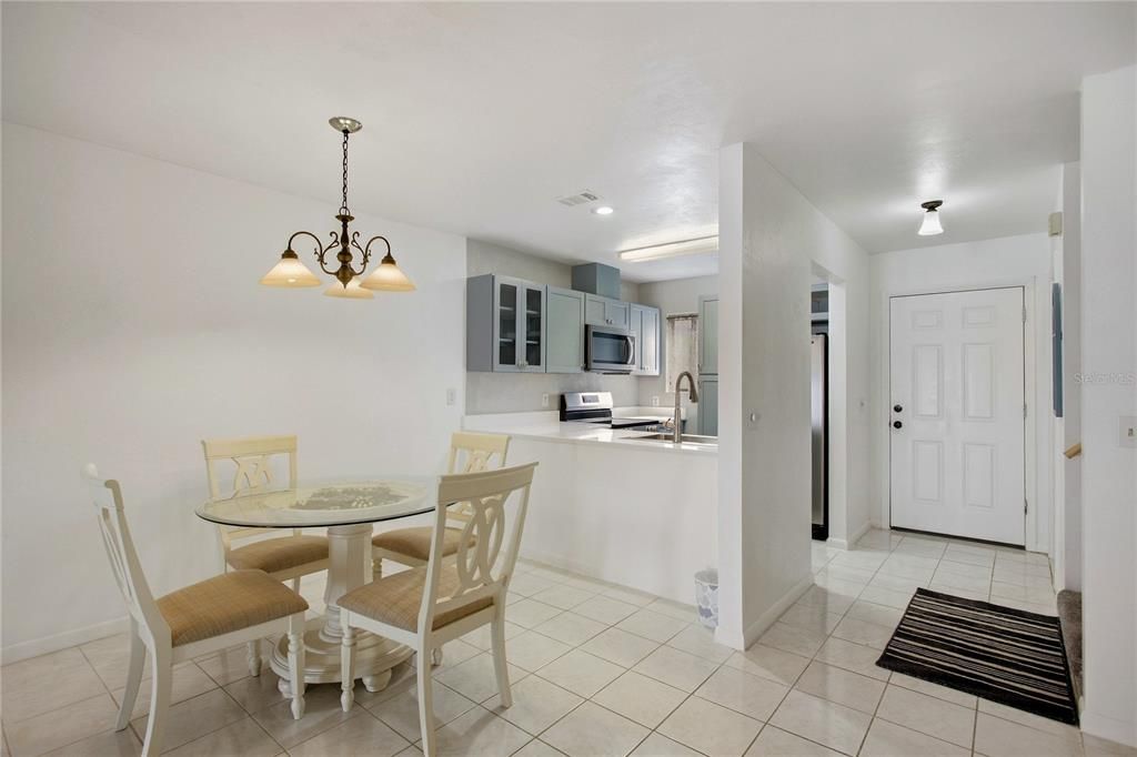 For Sale: $199,800 (2 beds, 1 baths, 1244 Square Feet)