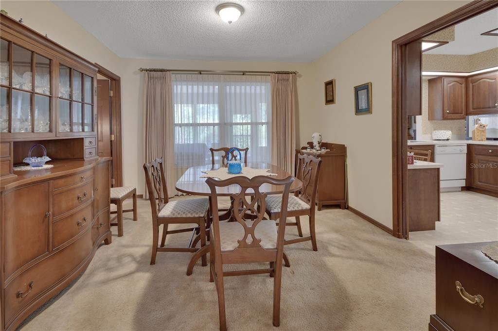En Venta: $449,900 (4 camas, 2 baños, 2431 Pies cuadrados)