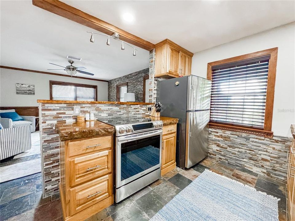 For Sale: $329,900 (3 beds, 1 baths, 962 Square Feet)