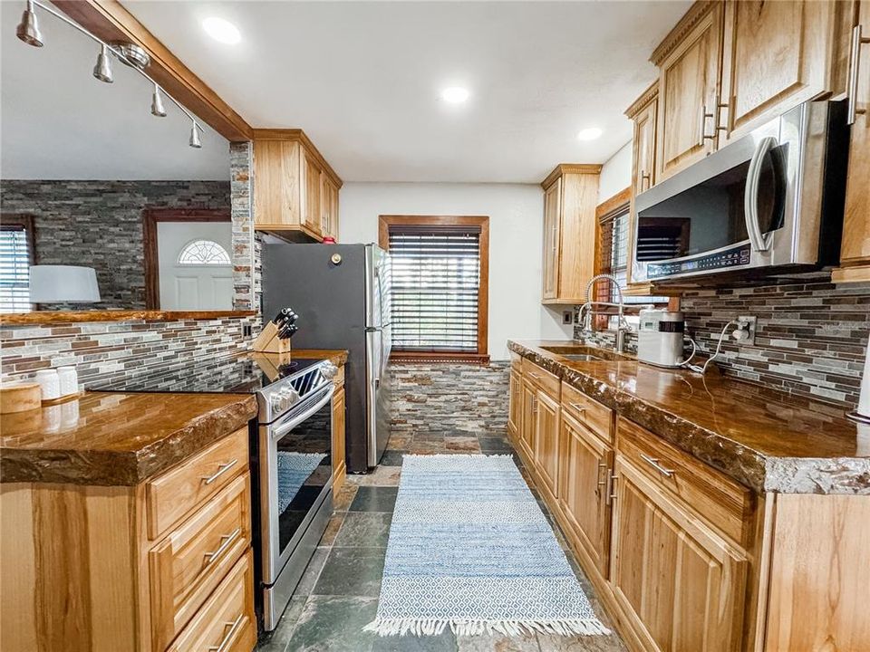 For Sale: $329,900 (3 beds, 1 baths, 962 Square Feet)