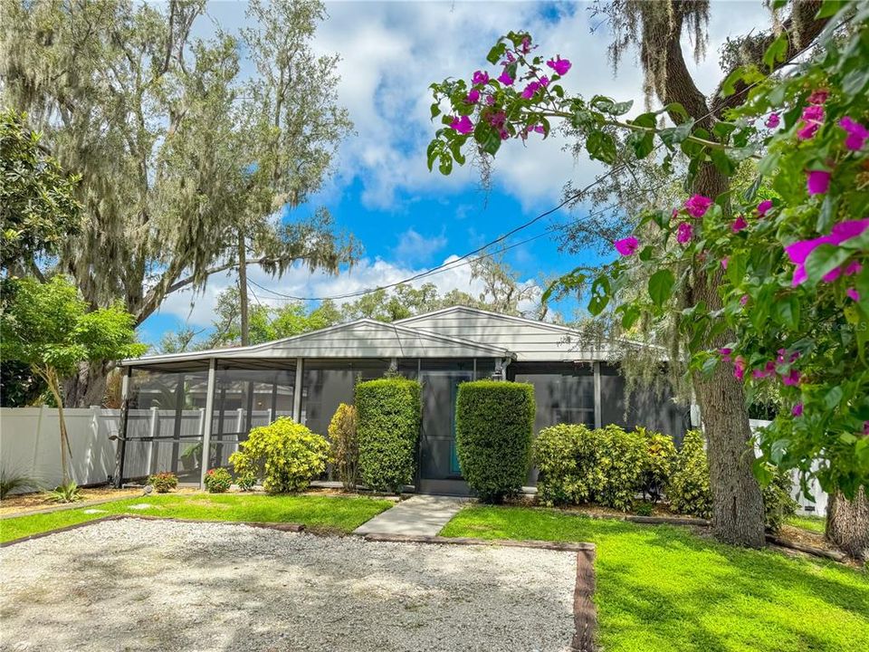 For Sale: $329,900 (3 beds, 1 baths, 962 Square Feet)