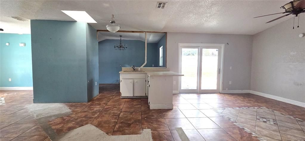 На продажу: $196,000 (4 спален, 3 ванн, 1866 Квадратных фут)