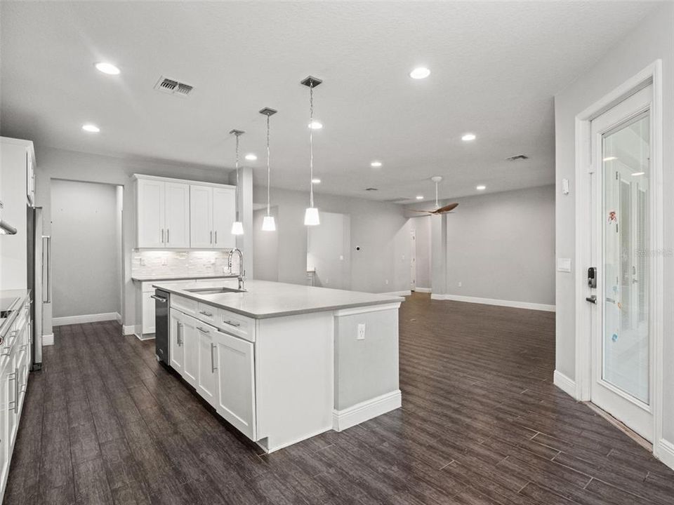 En Venta: $899,000 (4 camas, 3 baños, 2748 Pies cuadrados)
