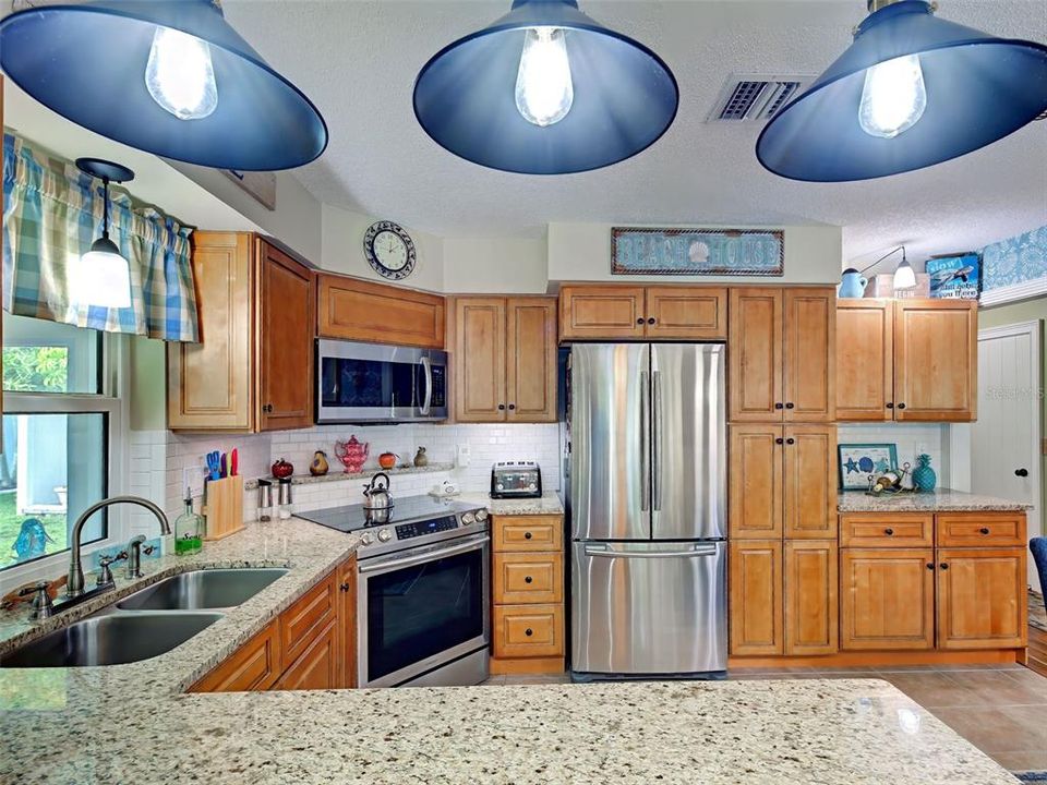 На продажу: $319,900 (2 спален, 2 ванн, 1405 Квадратных фут)