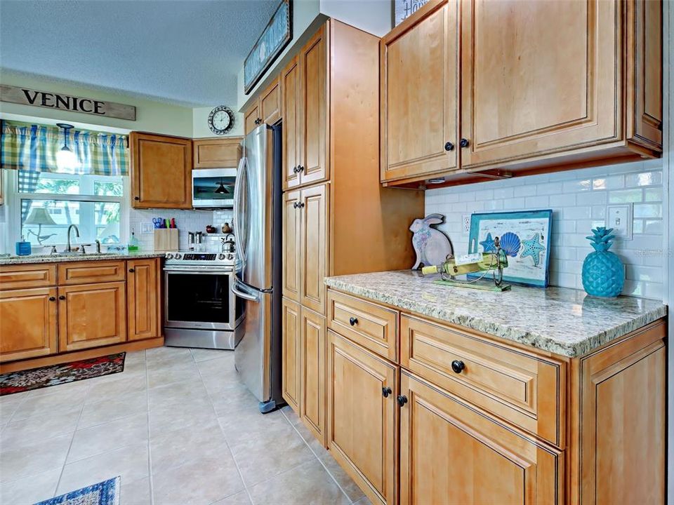 На продажу: $319,900 (2 спален, 2 ванн, 1405 Квадратных фут)