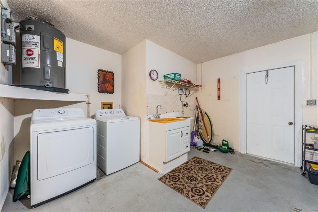 For Sale: $355,000 (3 beds, 2 baths, 1423 Square Feet)