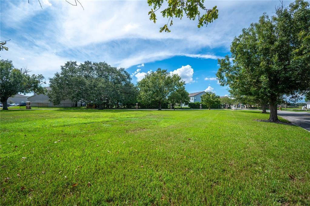 合同活跃: $129,000 (0.69 acres)