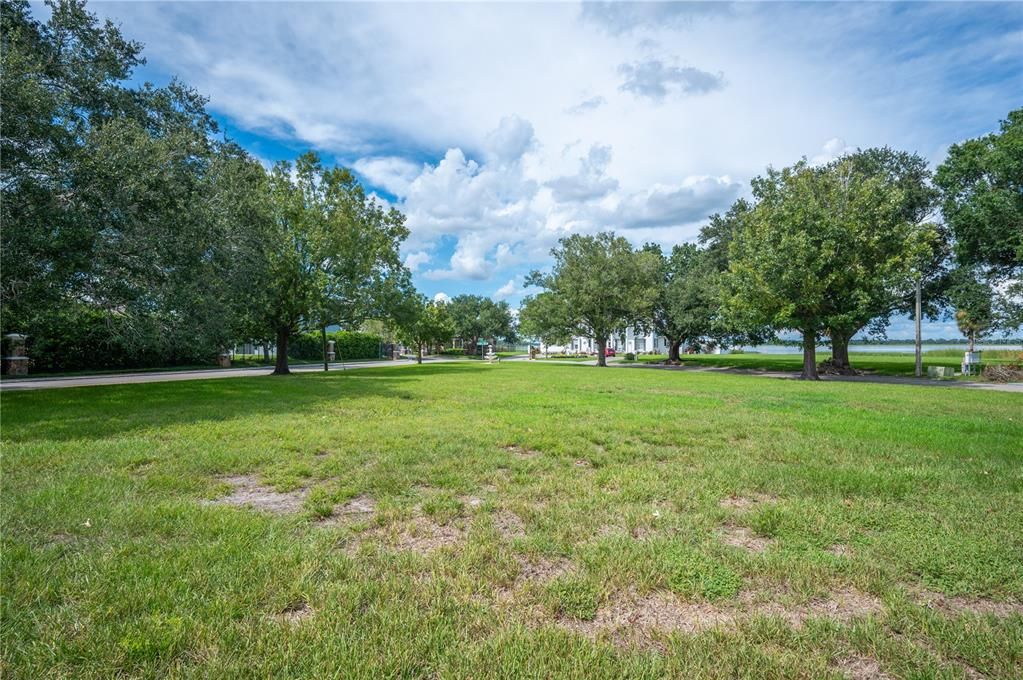 合同活跃: $129,000 (0.69 acres)