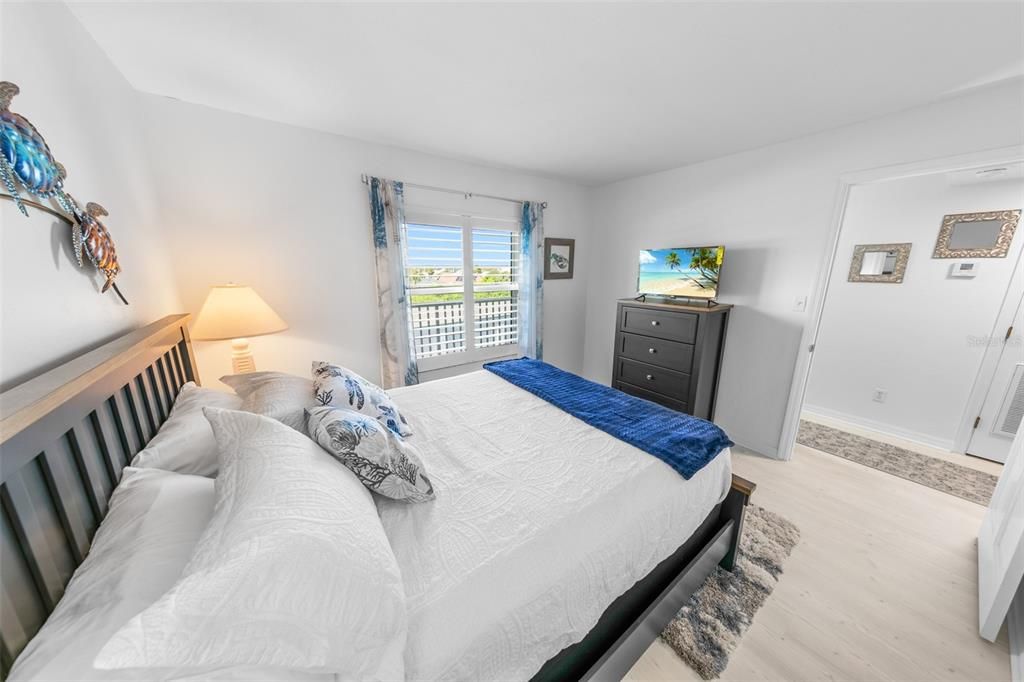For Sale: $349,900 (2 beds, 2 baths, 876 Square Feet)