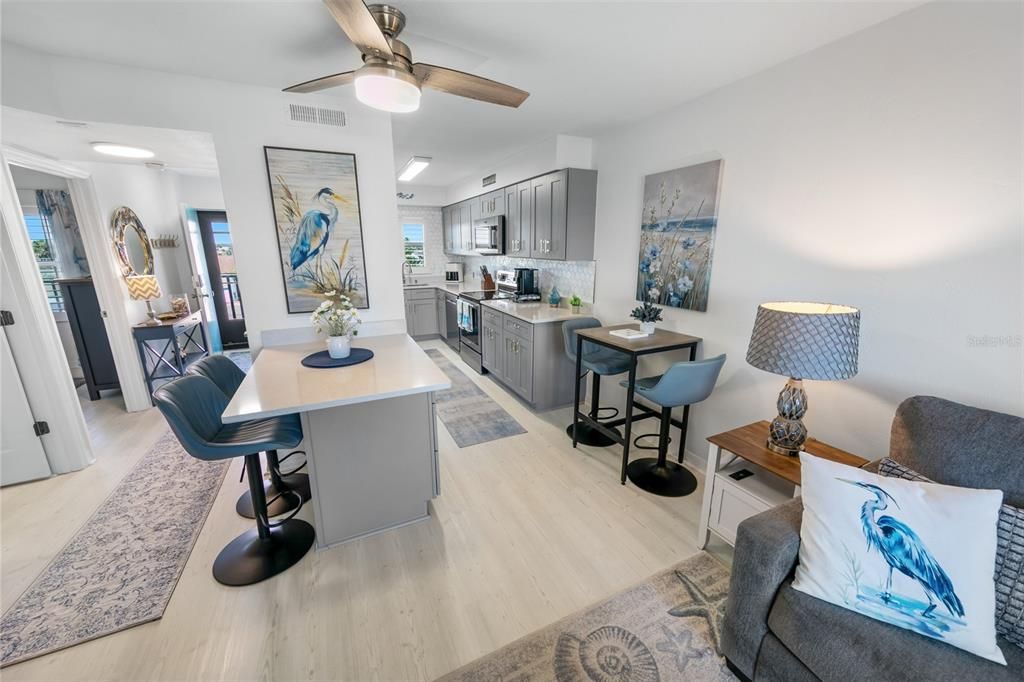 For Sale: $349,900 (2 beds, 2 baths, 876 Square Feet)