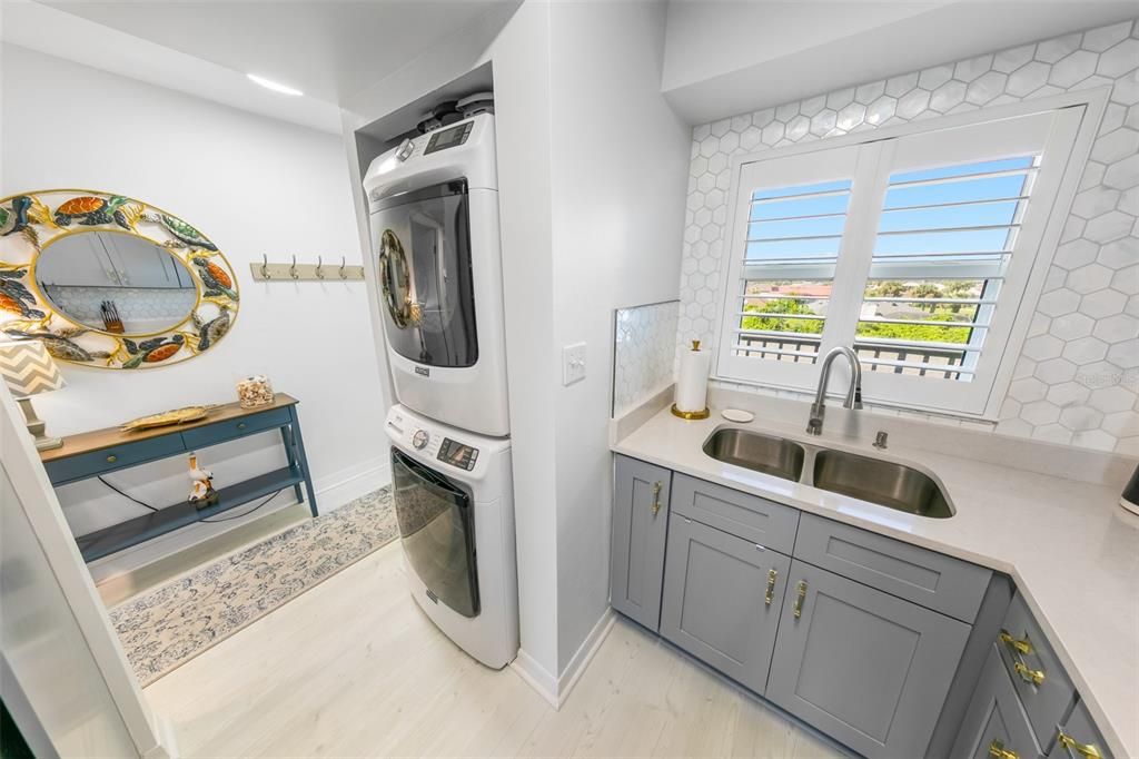 For Sale: $349,900 (2 beds, 2 baths, 876 Square Feet)