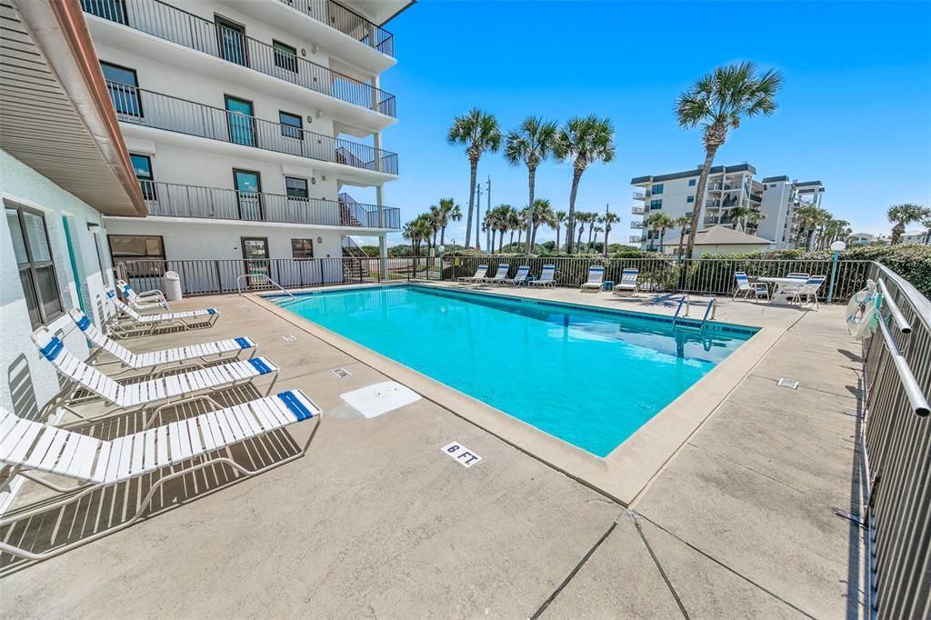 For Sale: $349,900 (2 beds, 2 baths, 876 Square Feet)